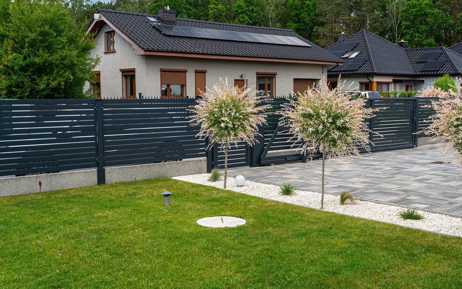 Elegant-Bau-Gartenbau-Landschaftsbau-Kolbermoor-zaunbau-ansicht1